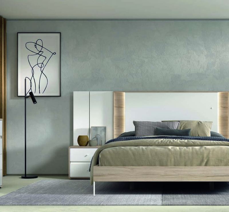 matrimonio-emotion-dormitorio-05-principal-01.jpg: Dormitorio Emötion composición 05 con cama doble, cabecero con alas e iluminación, módulos line y cómoda