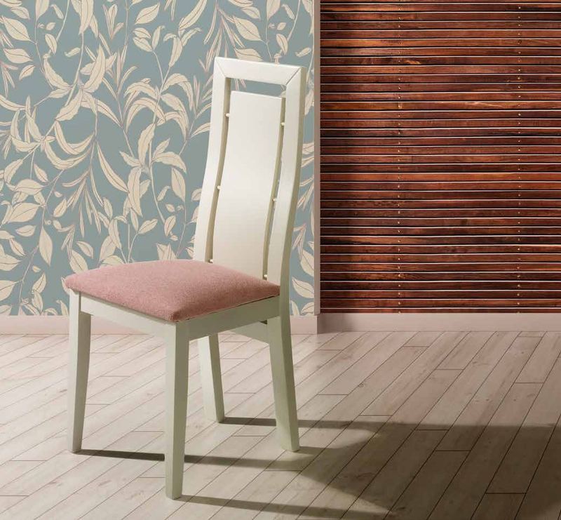 Silla de comedor modelo 122 de SG, respaldo alto con panel tapizado, estructura blanca y patas curvas