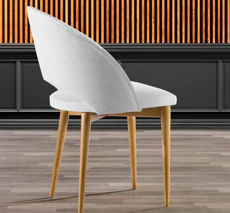 Silla de comedor modelo 208 de SG, respaldo de concha con hueco en la base, sobre patas de madera clara