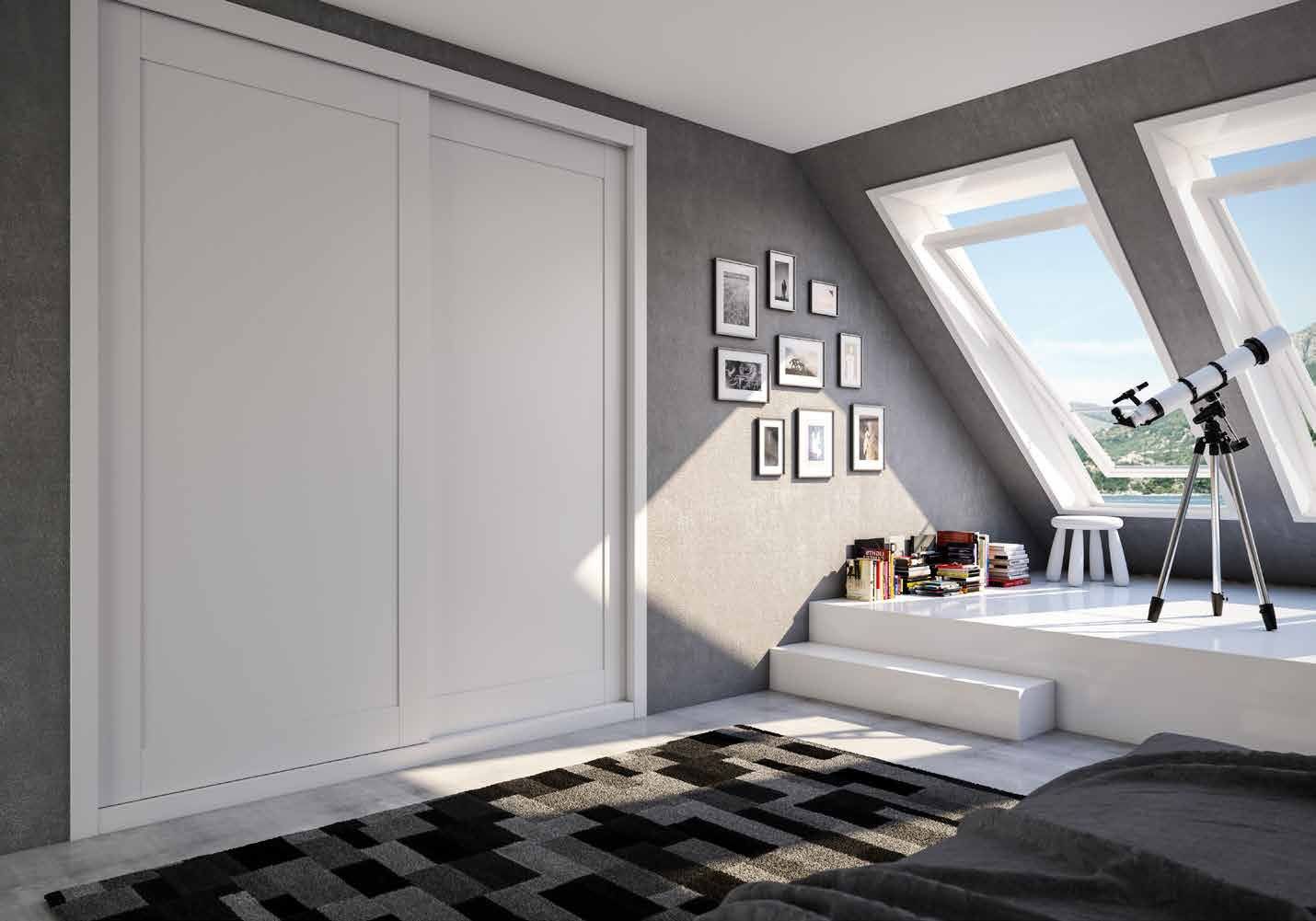 Puertas correderas de armario empotrado en blanco, en un dormitorio, composición dozen.