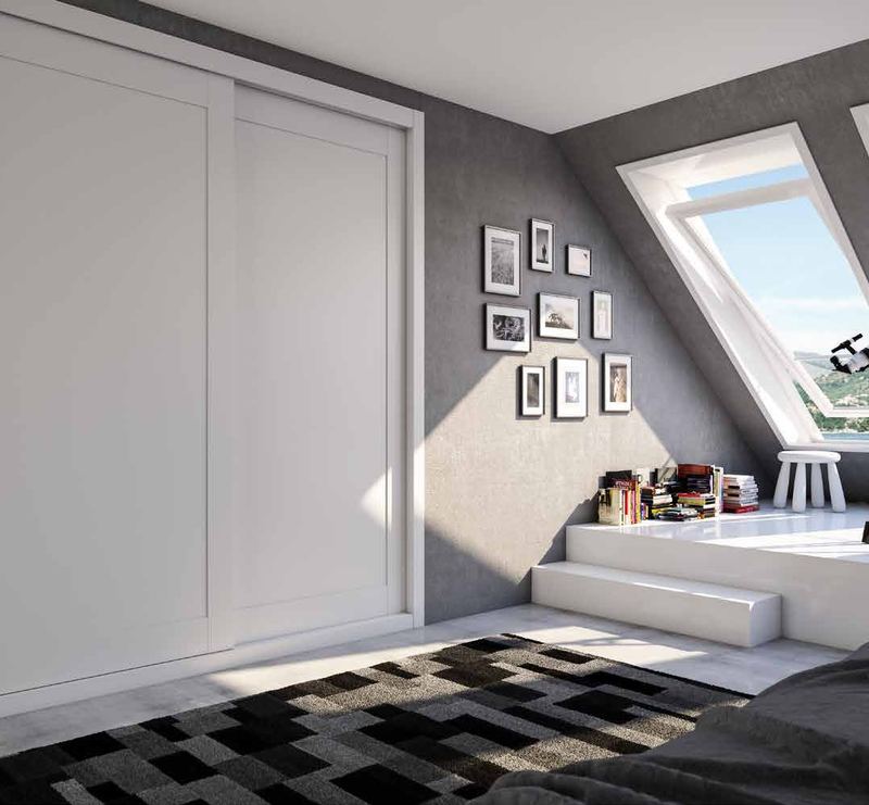 Puertas correderas de armario empotrado en blanco, en un dormitorio, composición dozen.