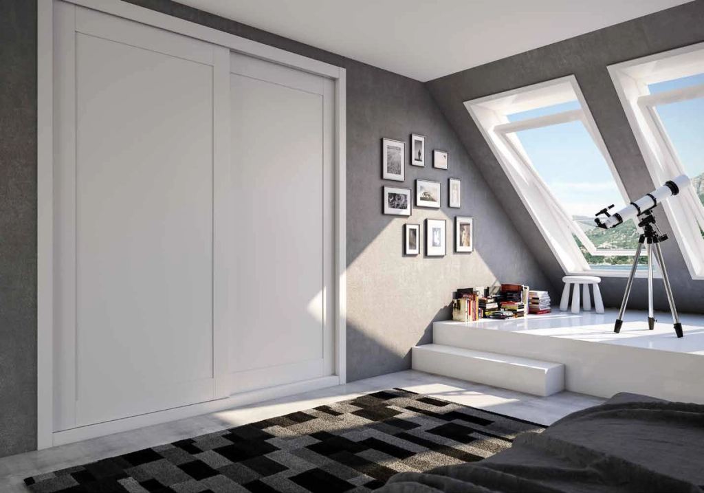 Puertas correderas de armario empotrado en blanco, en un dormitorio, composición dozen.