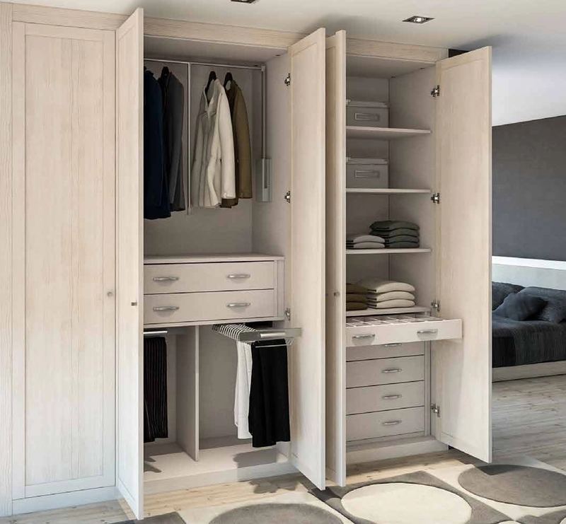Puertas correderas de armario empotrado en b. ceniza, en un dormitorio, composición dama.