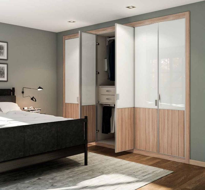 Puertas correderas de armario empotrado en coco-bolo y vidrio blanco, en un dormitorio, composición ab-mini.