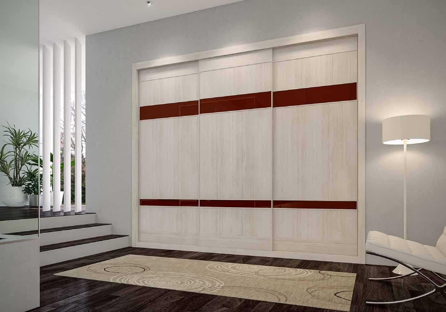 Puertas correderas de armario empotrado en b. ceniza y vidrio burdeos, en un dormitorio, composición slim.