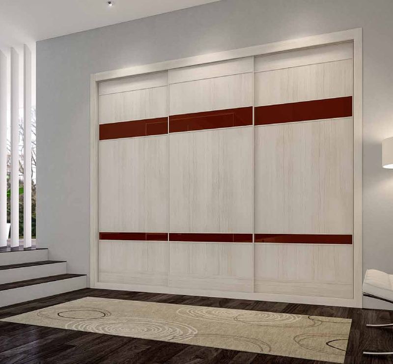 Puertas correderas de armario empotrado en b. ceniza y vidrio burdeos, en un dormitorio, composición slim.