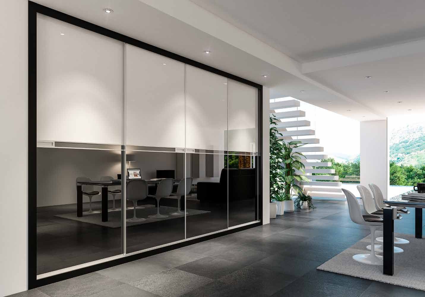 Puertas correderas de armario empotrado en vidrio blanco y vidrio negro, en un dormitorio, composición slim.