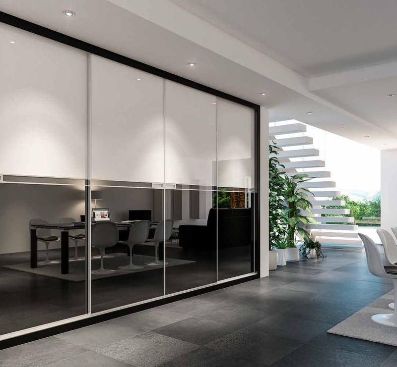 Puertas correderas de armario empotrado en vidrio blanco y vidrio negro, en un dormitorio, composición slim.