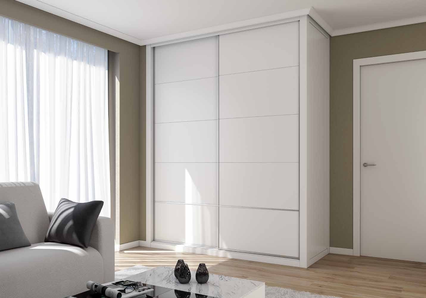 Puertas correderas de armario empotrado en 3 ranuras + h y lacado blanco, en un dormitorio, composición slim.