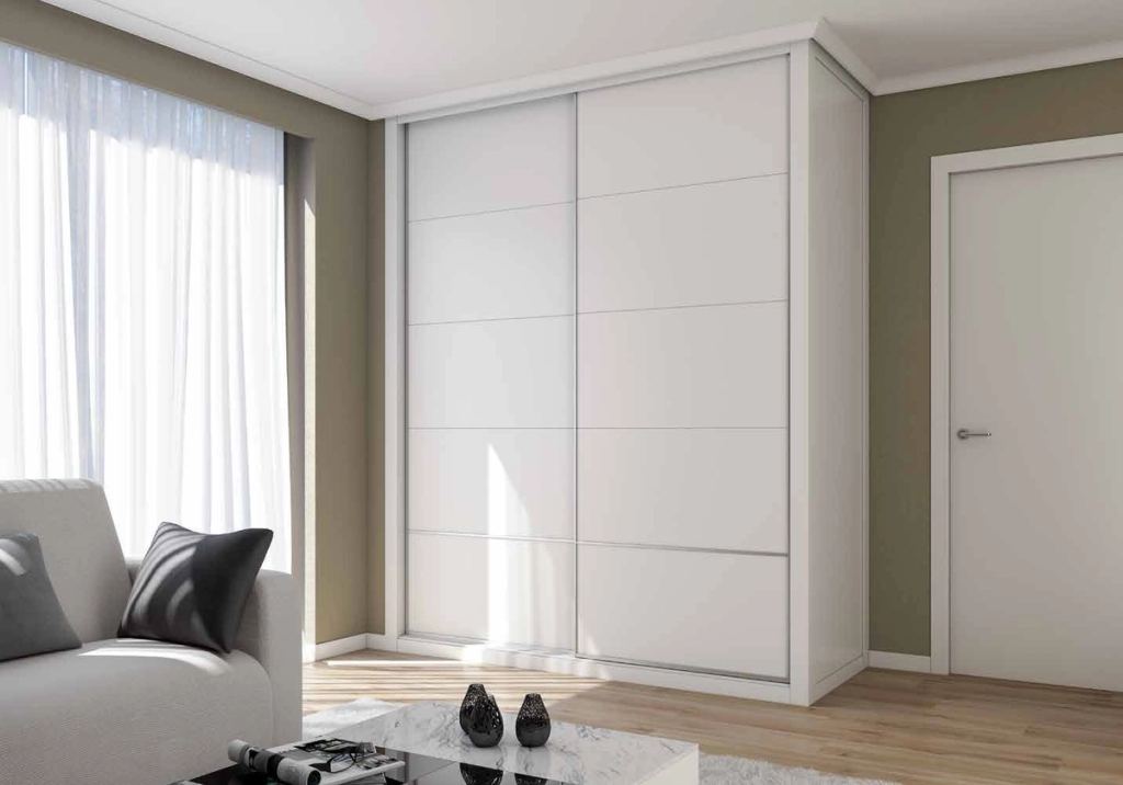 Puertas correderas de armario empotrado en 3 ranuras + h y lacado blanco, en un dormitorio, composición slim.