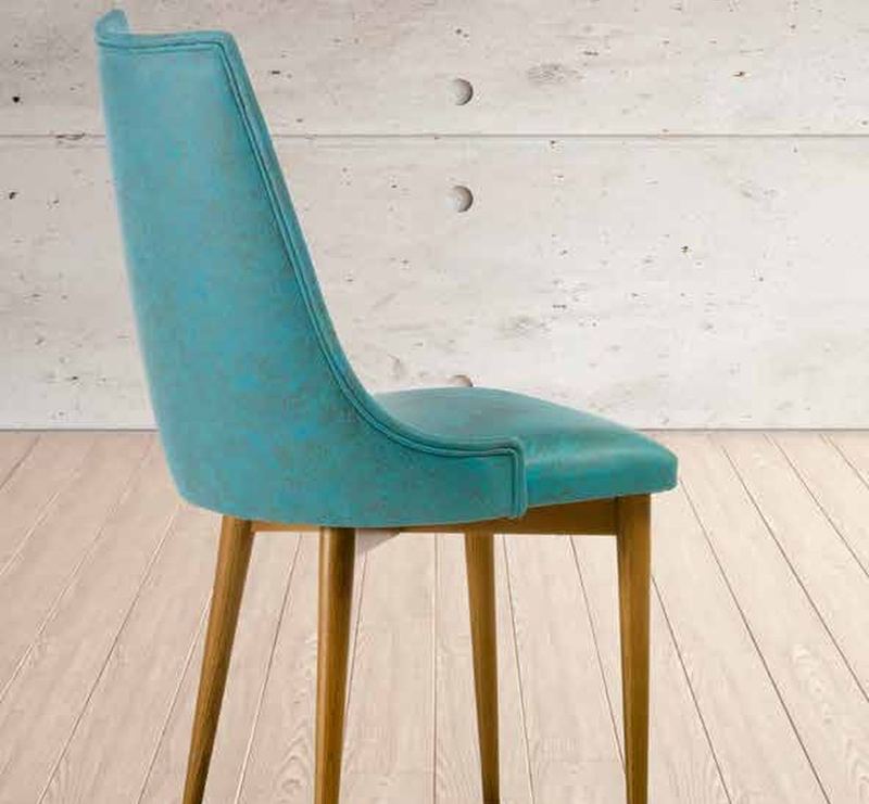 Silla de comedor modelo 200 de SG, respaldo alto tapizado liso, de una pieza, sobre patas de madera clara