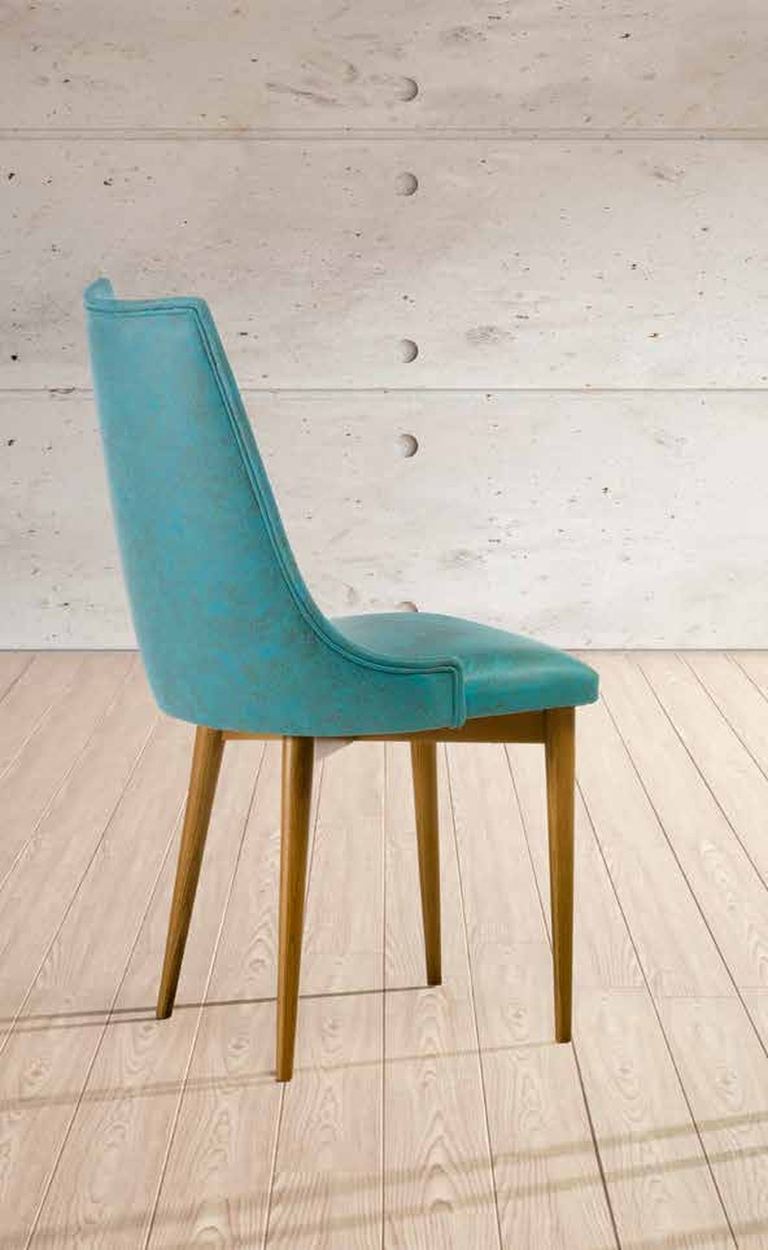 Silla de comedor modelo 200 de SG, respaldo alto tapizado liso, de una pieza, sobre patas de madera clara