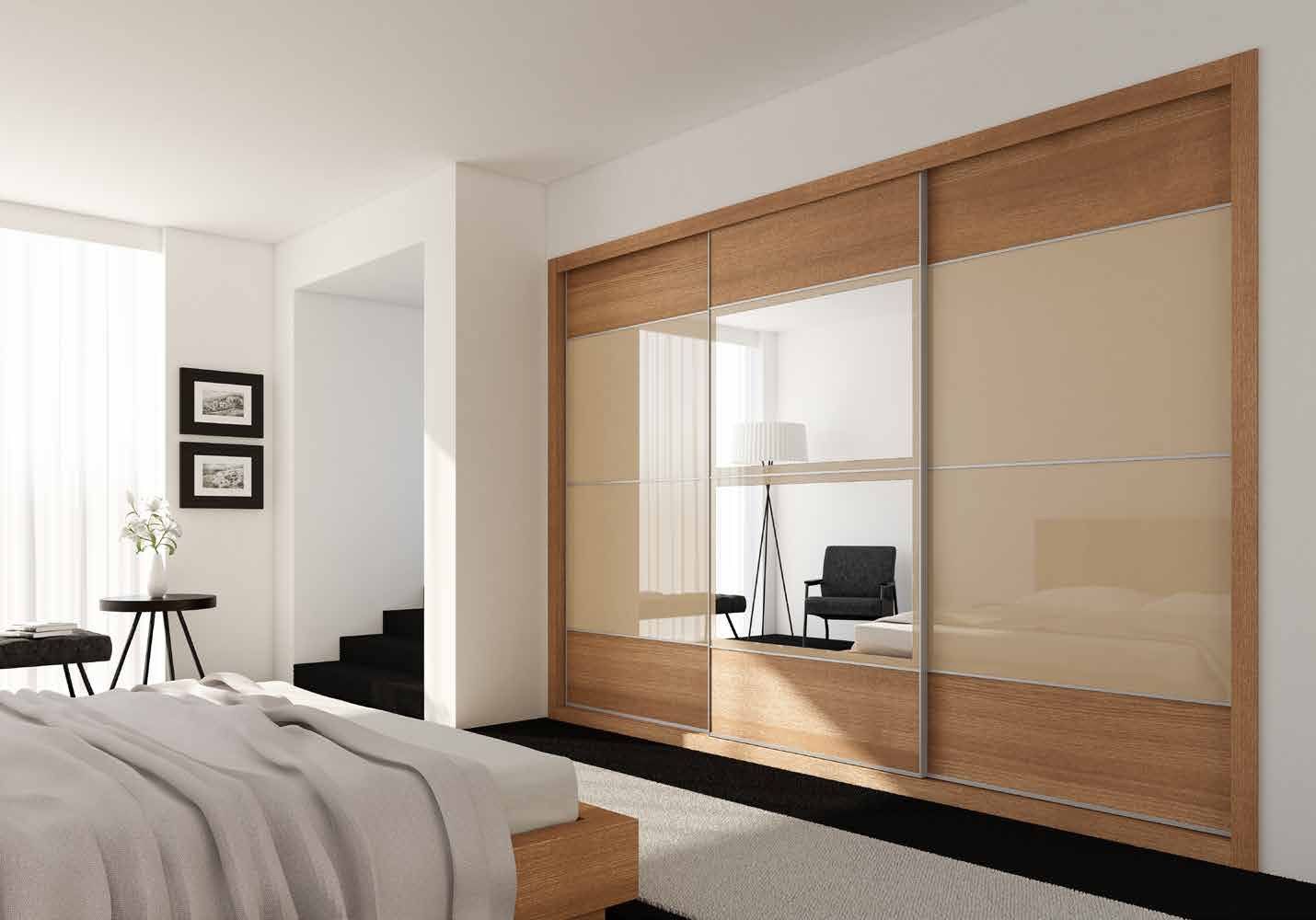 Puertas correderas de armario empotrado en nogal pacífico, vidrio beige y espejo, en un dormitorio, composición slim.