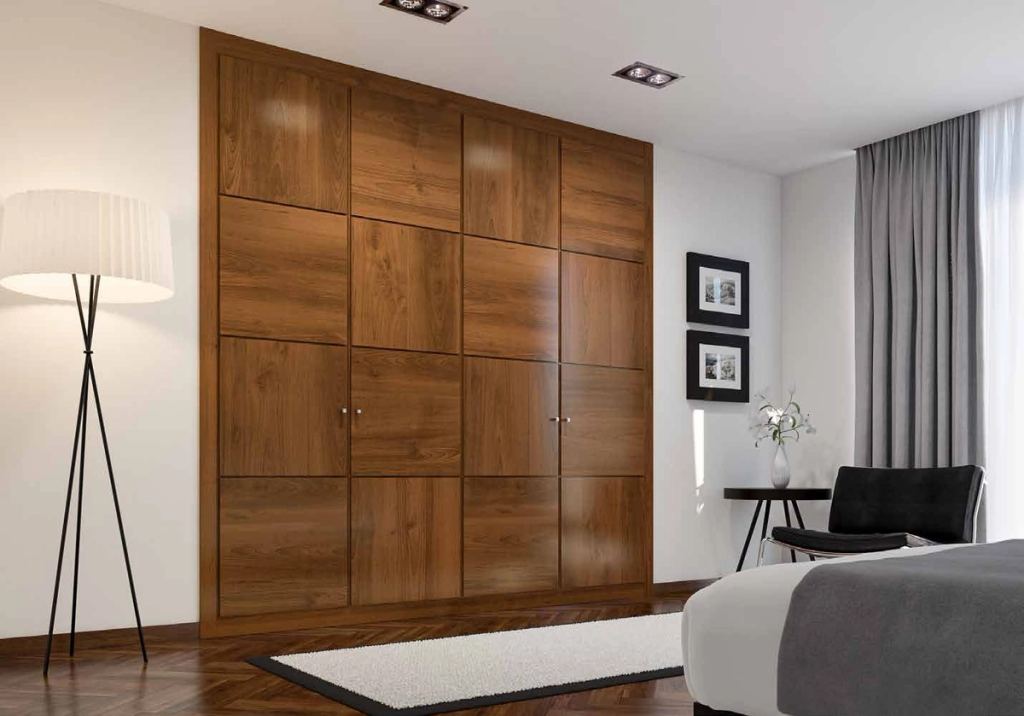 Puertas correderas de armario empotrado en panel 3 mm sobre 16 mm cerezo barnizado, en un dormitorio.