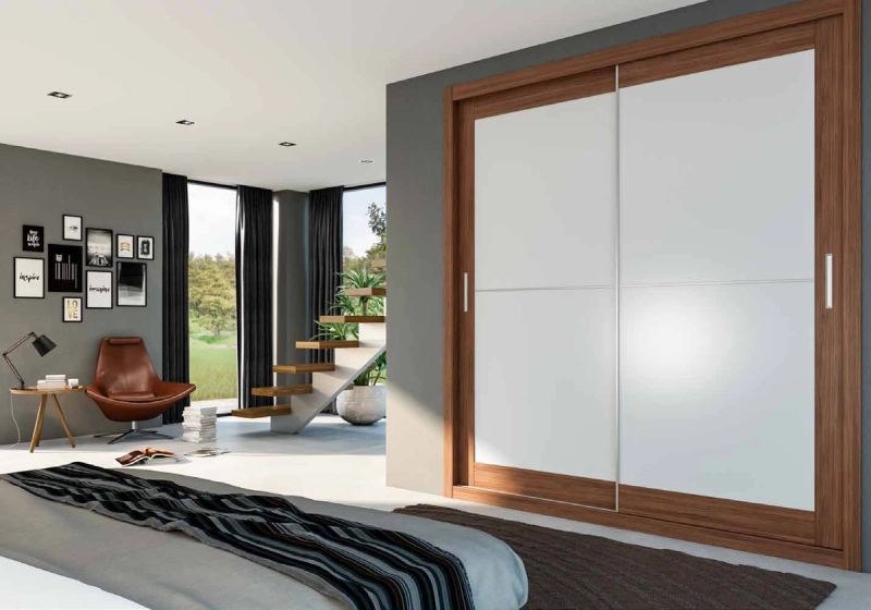 Puertas correderas de armario empotrado en blanco, en un dormitorio, composición tabelle.