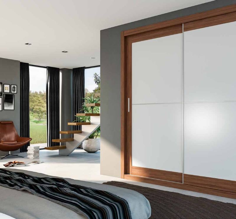 Puertas correderas de armario empotrado en blanco, en un dormitorio, composición tabelle.