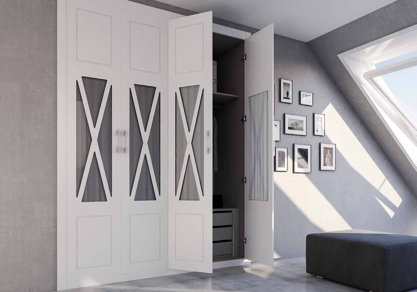 Puertas correderas de armario empotrado en lacado blanco aspas vidrio incoloro, en un dormitorio.
