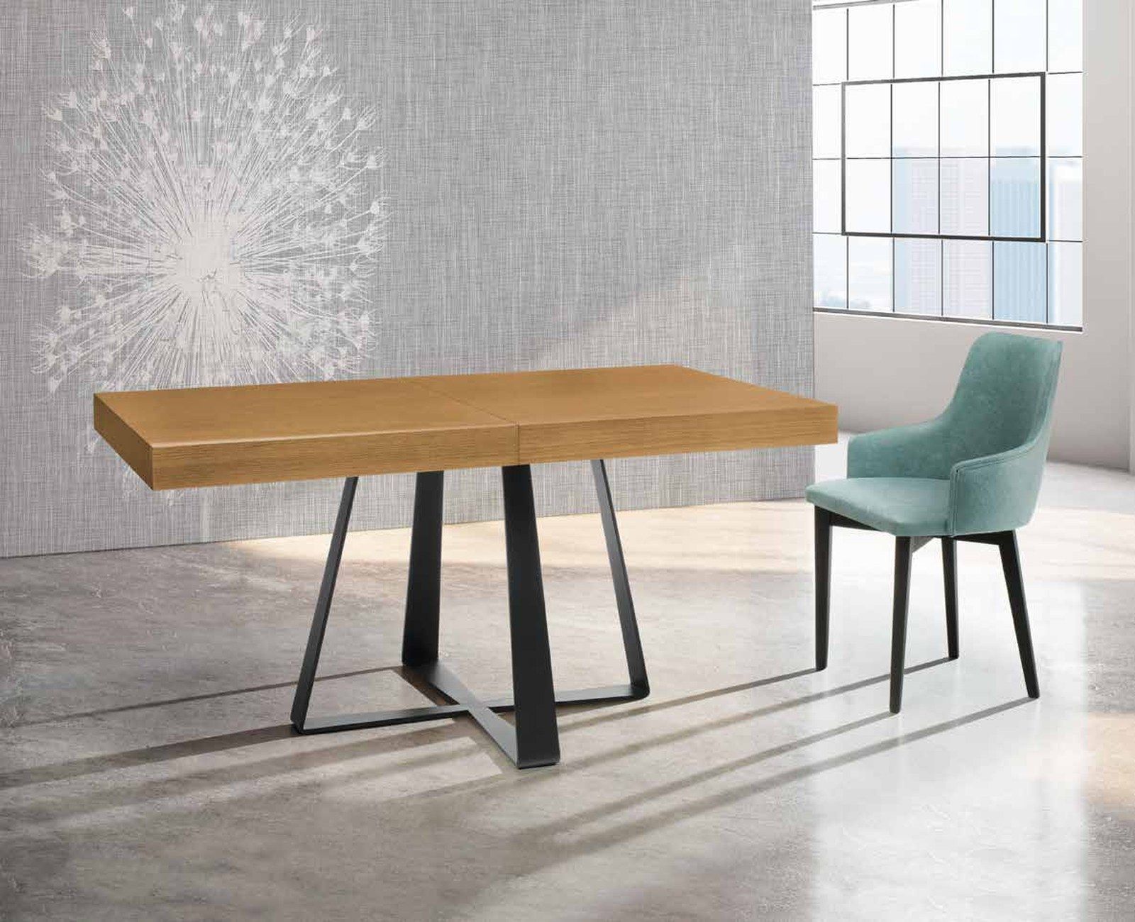 Mesa de comedor modelo 80 de SG, de tablero rectangular sobre dos patas metálicas en trapecio