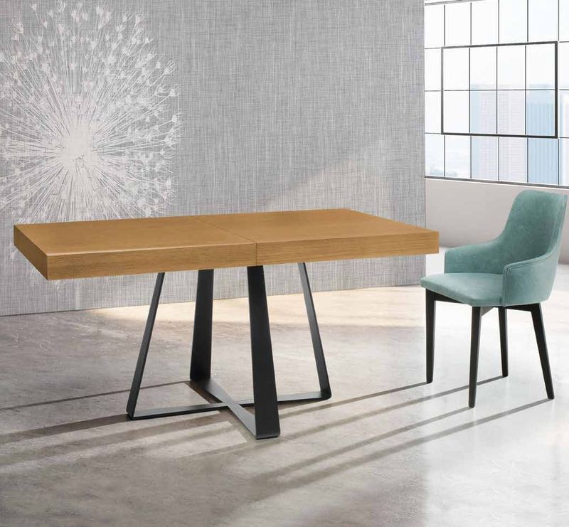 Mesa de comedor modelo 80 de SG, de tablero rectangular sobre dos patas metálicas en trapecio