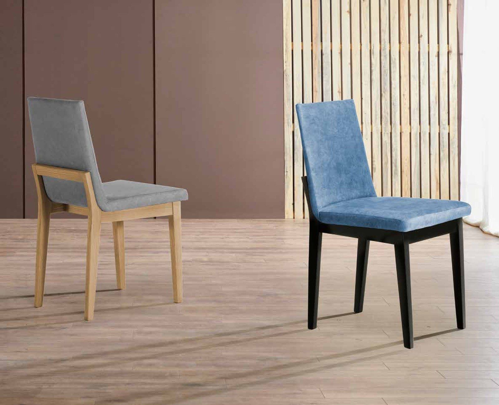 Silla de comedor modelo 215 de SG, respaldo tapizado alto y estrecho sobre patas de madera
