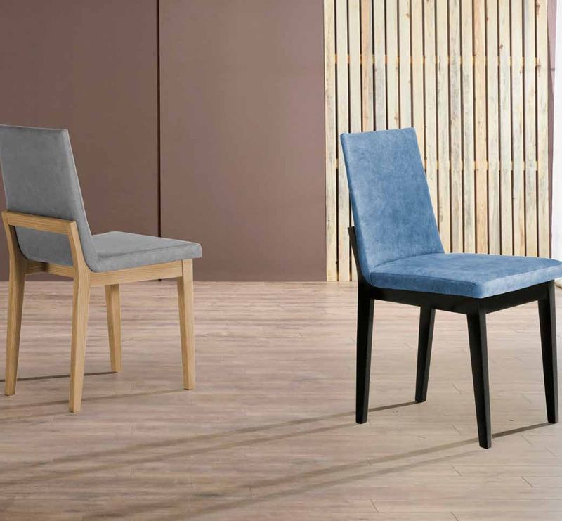 Silla de comedor modelo 215 de SG, respaldo tapizado alto y estrecho sobre patas de madera