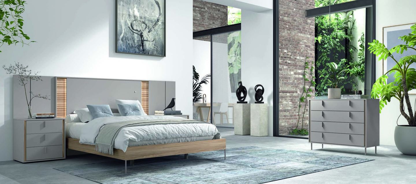 matrimonio-emotion-dormitorio-04-principal-01.jpg: Dormitorio Emötion composición 04 con cama doble, cabecero con alas e iluminación, mesitas, cómoda y espejo