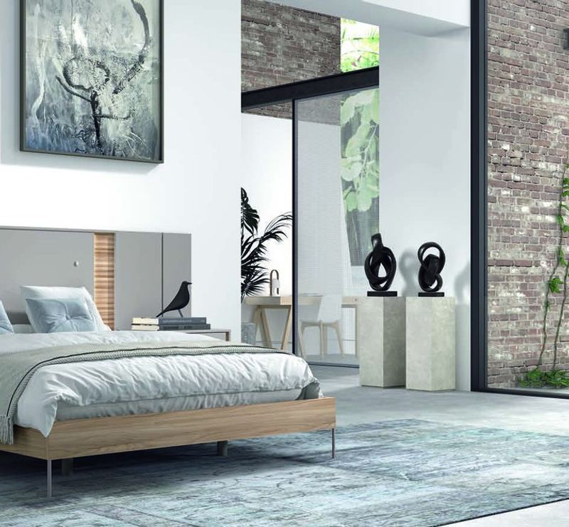 matrimonio-emotion-dormitorio-04-principal-01.jpg: Dormitorio Emötion composición 04 con cama doble, cabecero con alas e iluminación, mesitas, cómoda y espejo