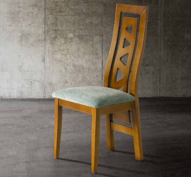 Silla de comedor modelo 137 de SG, respaldo alto de madera con dos rombos calados y asiento tapizado