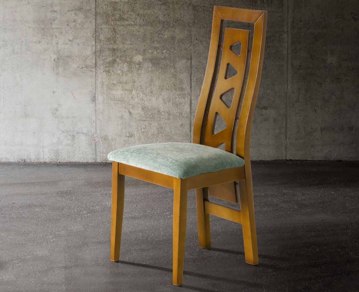 Silla de comedor modelo 137 de SG, respaldo alto de madera con dos rombos calados y asiento tapizado