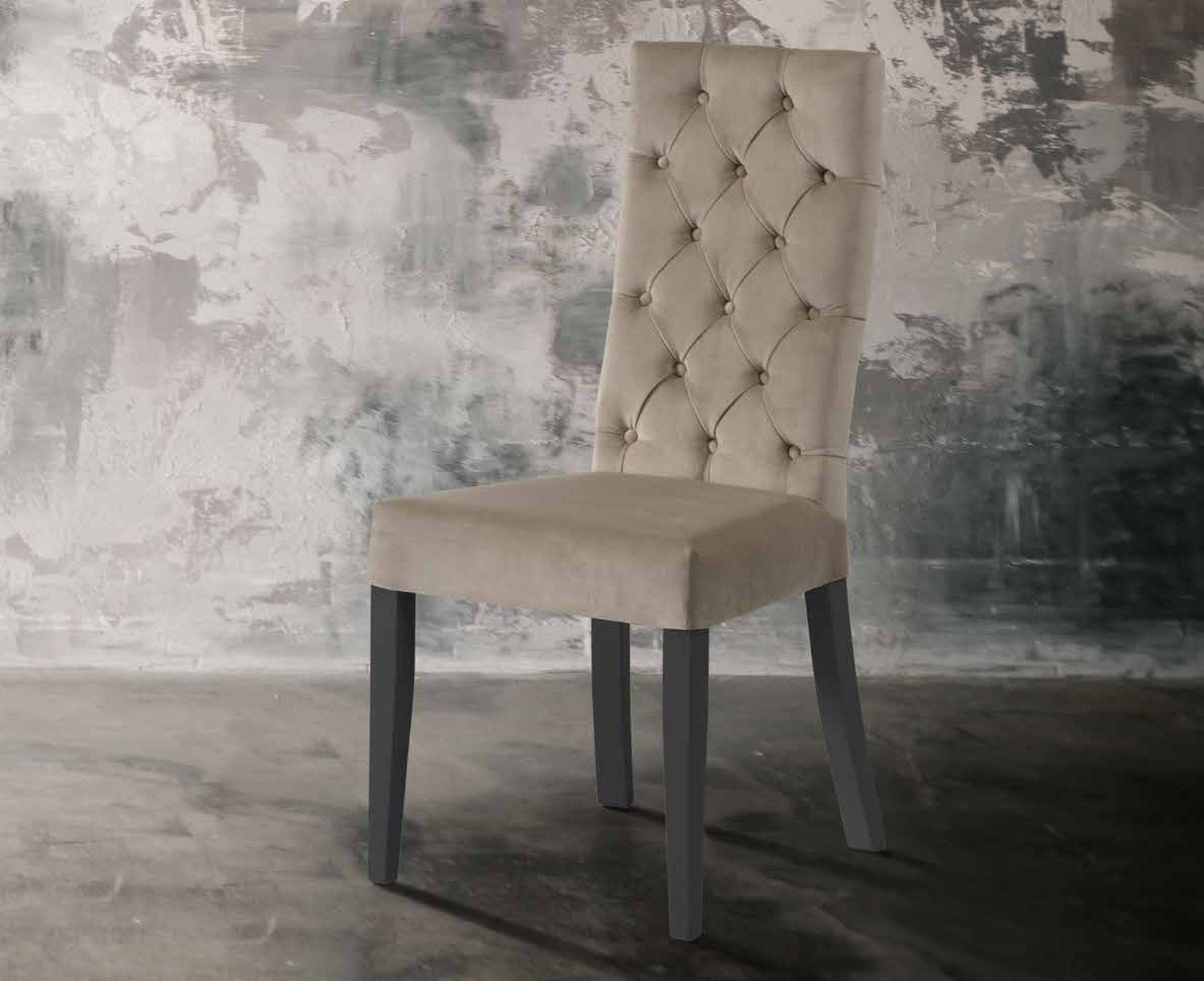 Silla de comedor modelo 183 de SG, respaldo alto tapizado en capitoné con botones y patas en gris