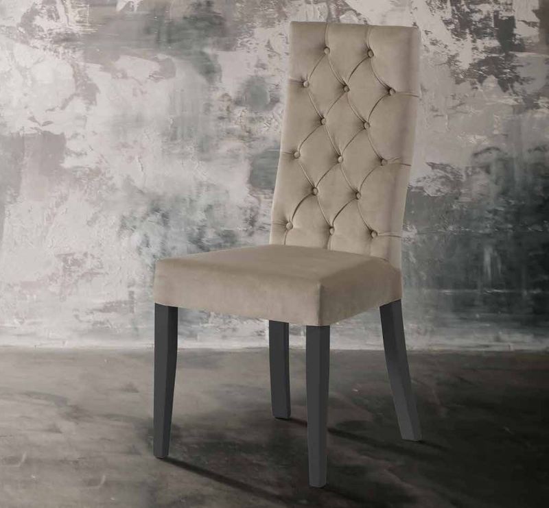 Silla de comedor modelo 183 de SG, respaldo alto tapizado en capitoné con botones y patas en gris