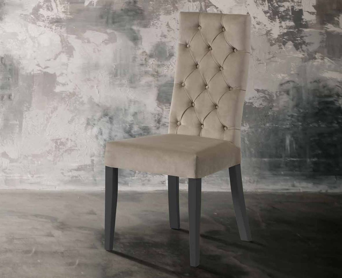 Silla de comedor modelo 183 de SG, respaldo alto tapizado en capitoné con botones y patas en gris