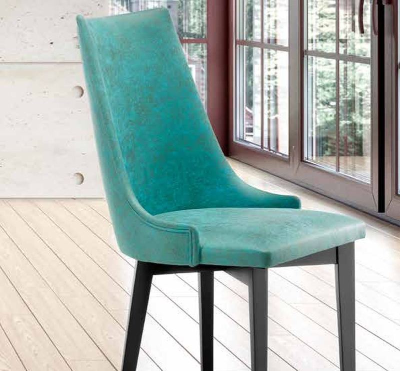 Silla de comedor modelo 201 de SG, respaldo alto tapizado liso, de una pieza, sobre patas oscuras