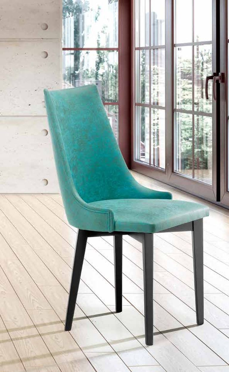 Silla de comedor modelo 201 de SG, respaldo alto tapizado liso, de una pieza, sobre patas oscuras