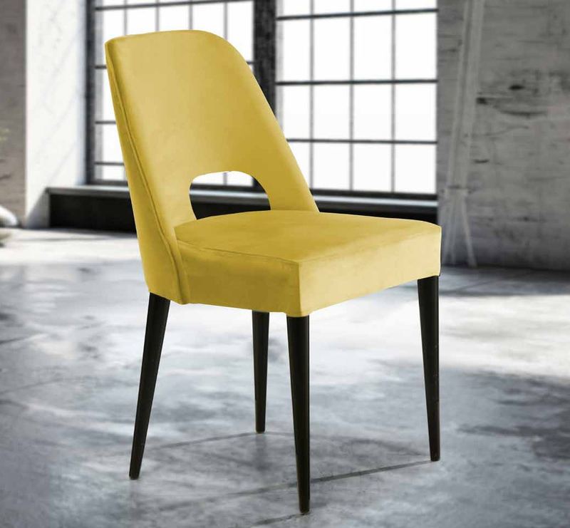 Silla de comedor modelo 177 de SG, respaldo tapizado con un hueco en la parte baja que hace de asa, sobre patas finas