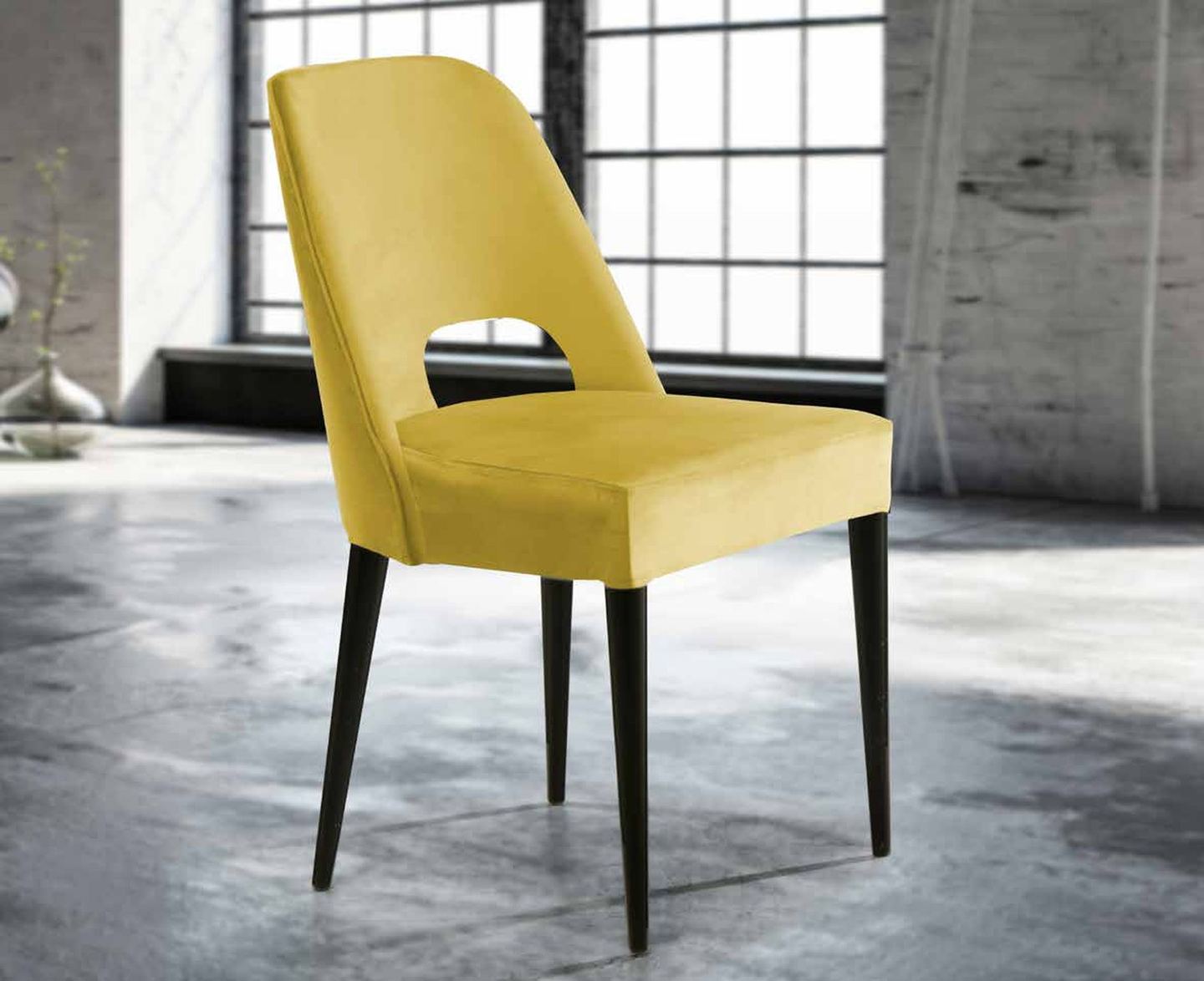 Silla de comedor modelo 177 de SG, respaldo tapizado con un hueco en la parte baja que hace de asa, sobre patas finas