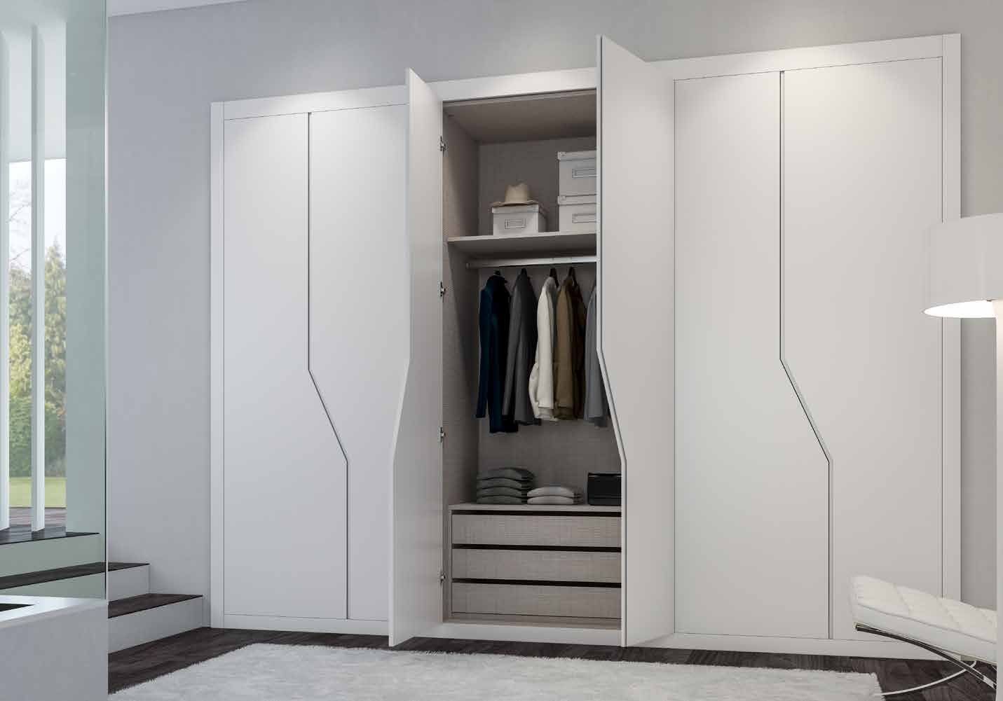 Puertas correderas de armario empotrado en lacado blanco tirador fresado de uñero, en un dormitorio.