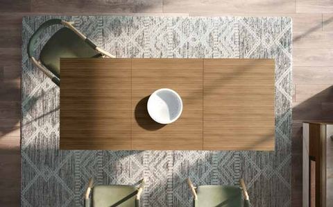 Fotografía de mesa de comedor de la colección FRESH, en acabado Tapa 19 mm en todos los laminados; tapa efecto 10 mm solo en acabados naturales; patas blancas o grafito.