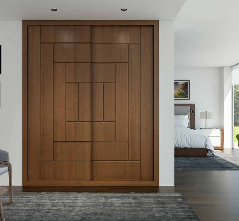 Puertas correderas de armario empotrado en fresado y cerezo barnizado, en un dormitorio, composición slim.