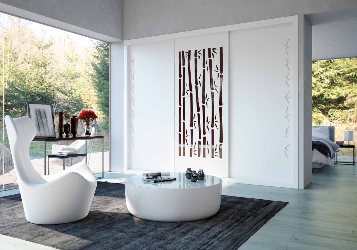 Puertas correderas de armario empotrado en fresado bambú y lacado blanco vidrio burdeos, en un dormitorio, composición slim.