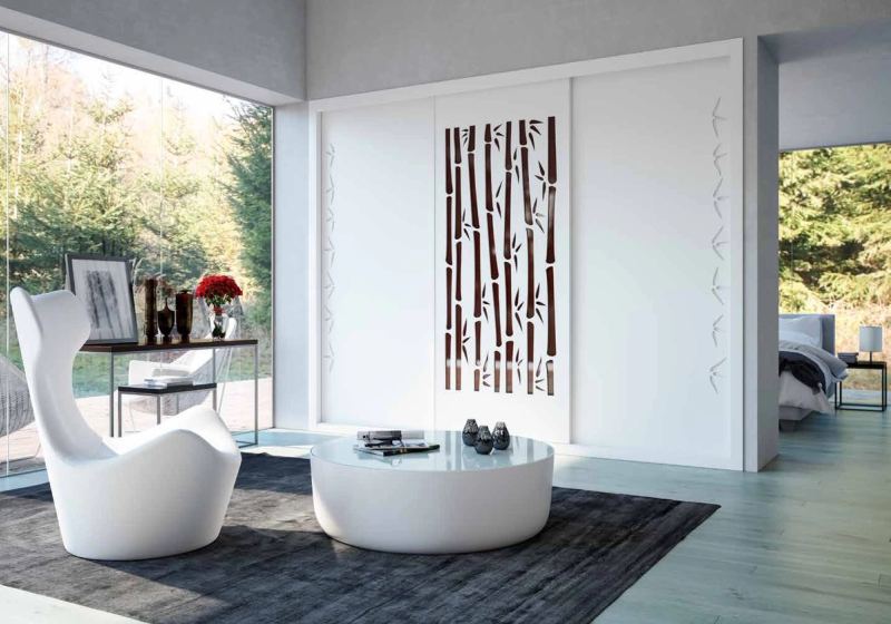 Puertas correderas de armario empotrado en fresado bambú y lacado blanco vidrio burdeos, en un dormitorio, composición slim.