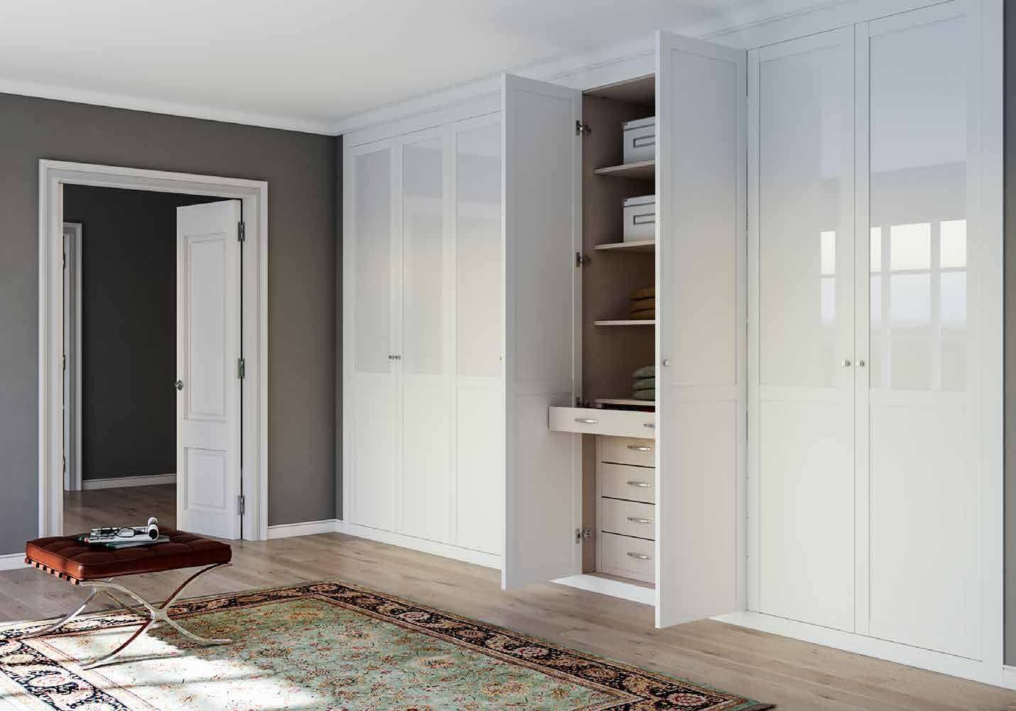 Puertas correderas de armario empotrado en blanco y vidrio blanco, en un dormitorio, composición dama.