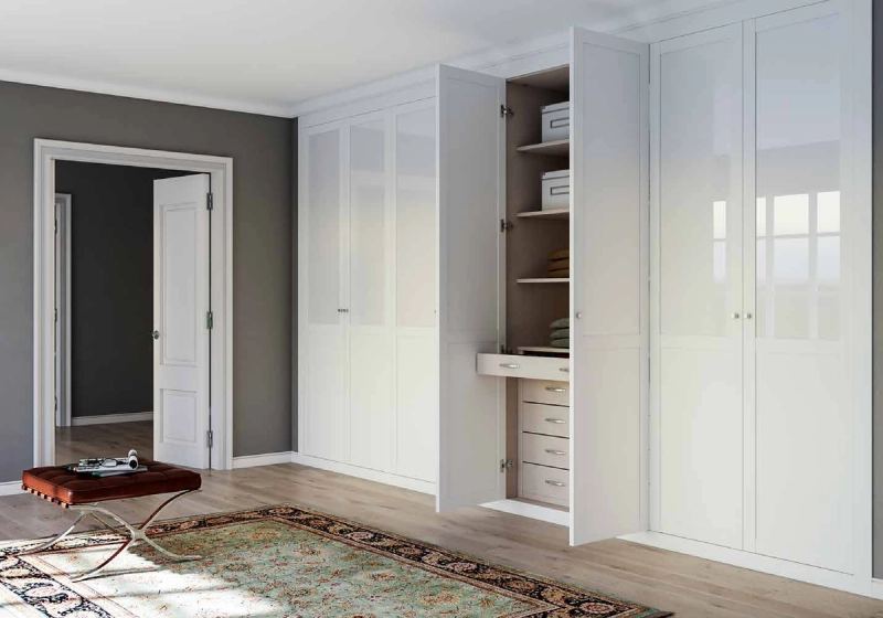 Puertas correderas de armario empotrado en blanco y vidrio blanco, en un dormitorio, composición dama.