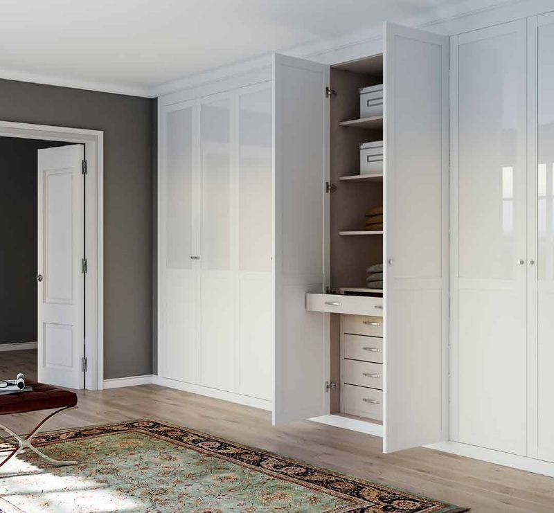 Puertas correderas de armario empotrado en blanco y vidrio blanco, en un dormitorio, composición dama.