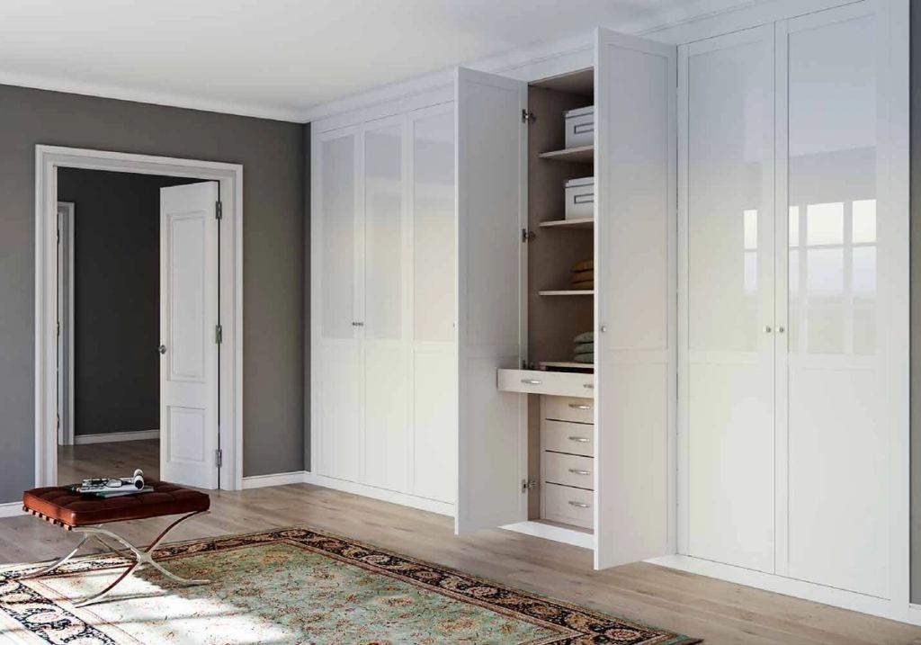 Puertas correderas de armario empotrado en blanco y vidrio blanco, en un dormitorio, composición dama.