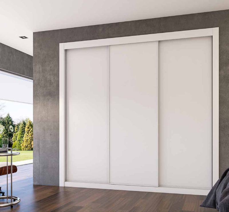 Puertas correderas de armario empotrado en blanco, en un dormitorio, composición slim.