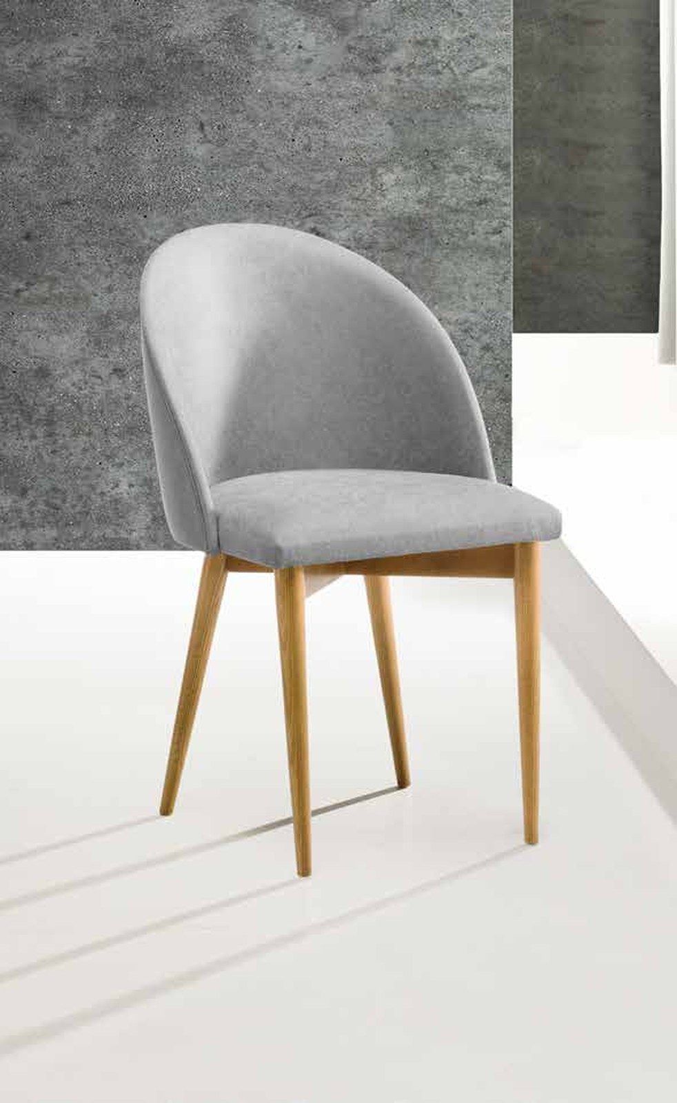 Silla de comedor modelo 211 de SG, respaldo de pala curva tapizado, sobre patas de madera clara