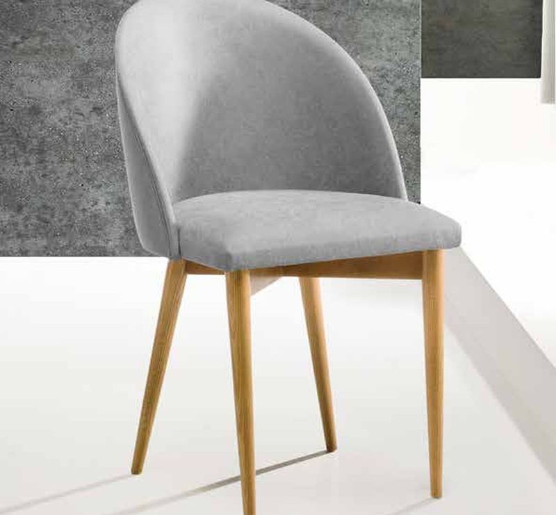 Silla de comedor modelo 211 de SG, respaldo de pala curva tapizado, sobre patas de madera clara