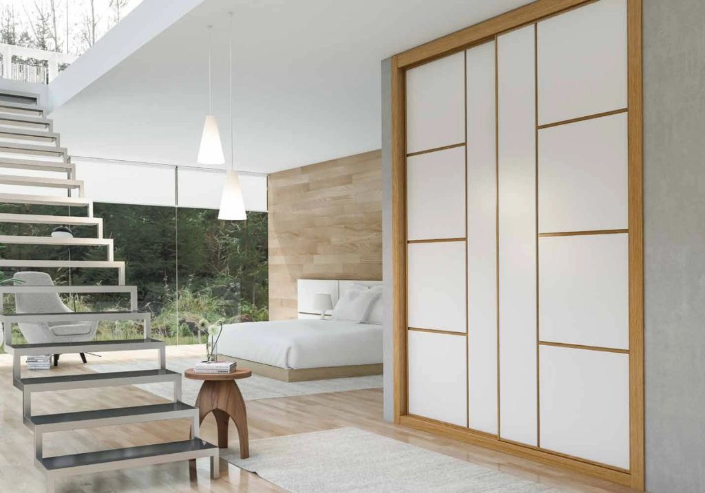 Puertas correderas de armario empotrado en lacado blanco fresado canal especial roble barnizado, en un dormitorio, composición slim.