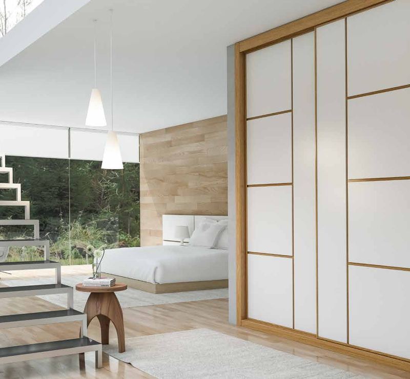 Puertas correderas de armario empotrado en lacado blanco fresado canal especial roble barnizado, en un dormitorio, composición slim.
